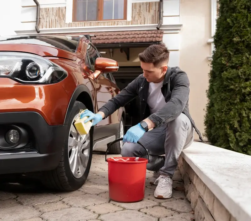 Lavage auto à domicile Landelles : professionnel intervenant sur un véhicule